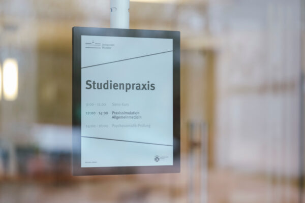 Uniklinik Münster E Ink Displays for Hospital Signage